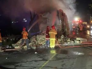 Truk Muatan Glasswool Terbakar di Pantura Rembang