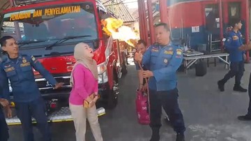 Momen Warga Rayakan Ultah Bareng Damkar, Tiup Lilin Diganti Semburan Api LPG