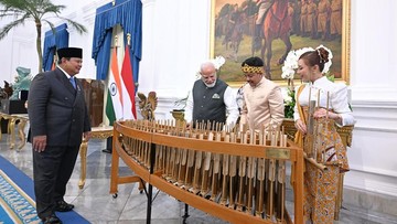 Momen PM India Modi Mainkan Angklung Oleh-oleh dari Prabowo
