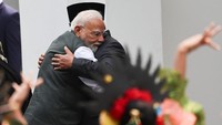 Pelukan Hangat Prabowo Sambut PM India di Istana Merdeka