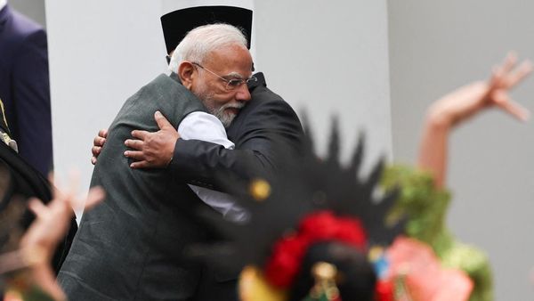 Pelukan Hangat Prabowo Sambut PM India di Istana Merdeka