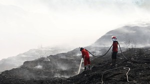 Perjuangan Pemadaman TPA Jatiwaringin Sepekan Lebih Kebakaran