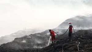 Perjuangan Pemadaman TPA Jatiwaringin Sepekan Lebih Kebakaran