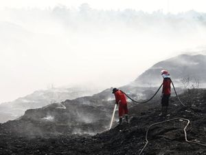Perjuangan Pemadaman TPA Jatiwaringin Sepekan Lebih Kebakaran