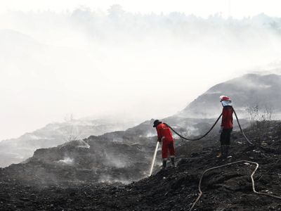 Perjuangan Pemadaman TPA Jatiwaringin Sepekan Lebih Kebakaran