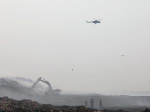 Baru 45% Kebakaran TPA Jatiwaringin yang Padam, Asap Masih Mengepul