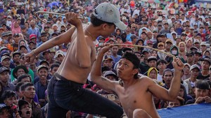 Sabet Rotan Demi Tradisi, Ojung Kembali Meriahkan Lumajang