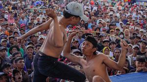 Sabet Rotan Demi Tradisi, Ojung Kembali Meriahkan Lumajang