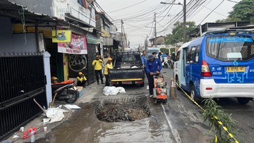 Petugas SDA Ungkap Jalan Assirot Jakbar Amblas Akibat Korosi