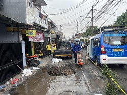 Petugas SDA Ungkap Jalan Assirot Jakbar Amblas Akibat Korosi