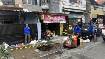 Viral Jalan Assirot Jakbar Amblas, Lubang Cukup Dalam