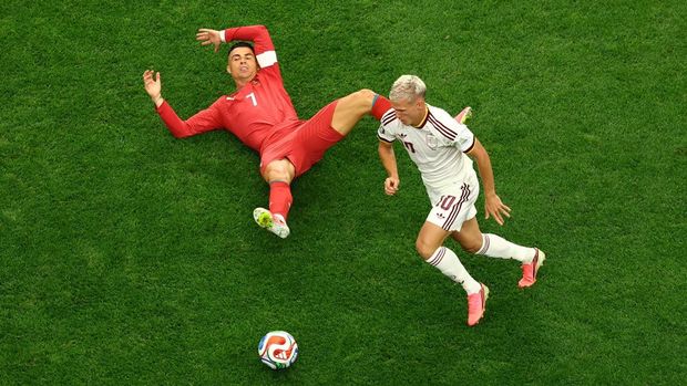 Spanyol Pulangkan Portugal Soccer Football - FIFA World Cup 2026 - Round of 16 - Portugal v Spain - Dallas Stadium, Arlington, Texas, U.S. - July 6, 2026 Spain's Dani Olmo fouls Portugal's Cristiano Ronaldo REUTERS/Issei Kato TPX IMAGES OF THE DAY