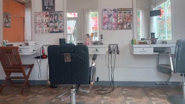 Tampak bagian dalam barbershop di area BSD, Tangerang Selatan juga sepi. (Dok Istimewa)