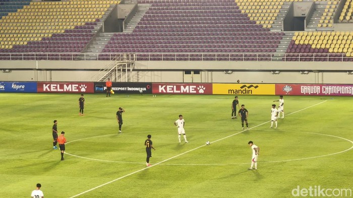 Pertandingan persahabatan Timnas Indonesia U-17 versus Malaysia U-17 di Stadion Manahan Solo, Selasa (7/7/2026).