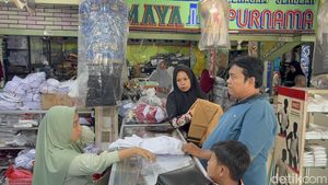 Toko Seragam Sekolah di Surabaya Mulai Ramai Pembeli Jelang Tahun Ajaran Baru