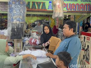 Toko Seragam Sekolah di Surabaya Mulai Ramai Pembeli Jelang Tahun Ajaran Baru