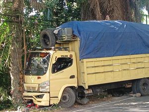 Truk Oleng Tabrak Pemotor Sedang Berhenti di Parepare, Korban Patah Tulang