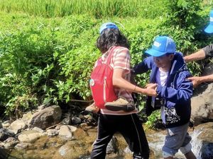Saat Tunanetra Diajak Susur Sungai hingga Mendaki Gunung di Trawas