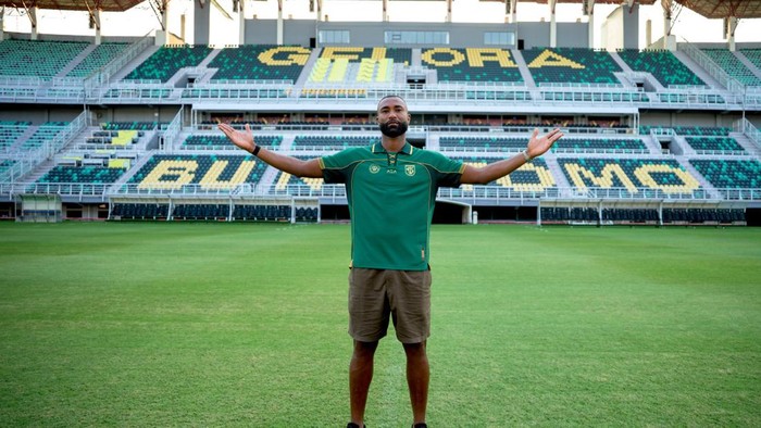 Persebaya Surabaya resmi merekrut bek Timnas Tanjung Verde, Yuran Fernandes. Eks PSM Makassar itu dikontrak multiyears untuk Super League 2026/2027.