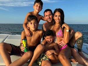 Potret Liburan Istri Messi dari Stadion, Disneyland, Sampai Bersantai di Atas Yacht