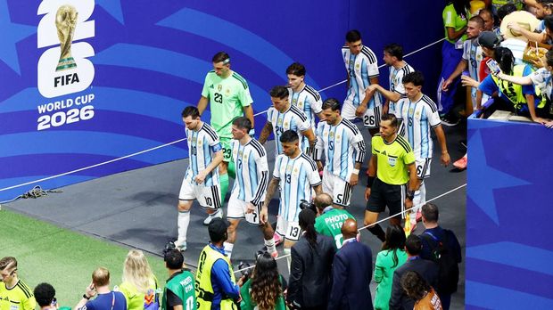 Soccer Football - FIFA World Cup 2026 - Round of 16 - Argentina v Egypt - Atlanta Stadium, Atlanta, Georgia, U.S. - July 7, 2026 Argentina's Lionel Messi and teammates walk out before the start of the second half REUTERS/Marco Bello