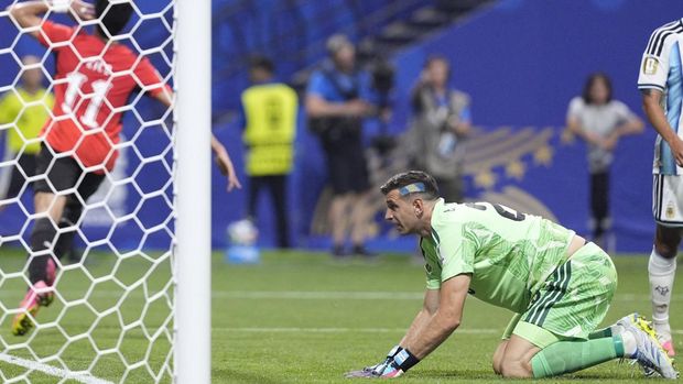 Soccer Football - FIFA World Cup 2026 - Round of 16 - Argentina v Egypt - Atlanta Stadium, Atlanta, Georgia, U.S. - July 7, 2026 Argentina's Emiliano Martinez looks dejected after Egypt's Mostafa Zico scores their second goal IMAGN IMAGES via Reuters/Dale Zanine