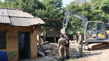 103 Bangunan Liar Picu Banjir di Ciseeng Bogor Dibongkar Petugas