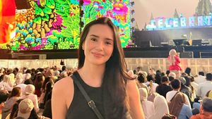 Beby Tsabina Kontras Banget dengan Latar Candi Prambanan