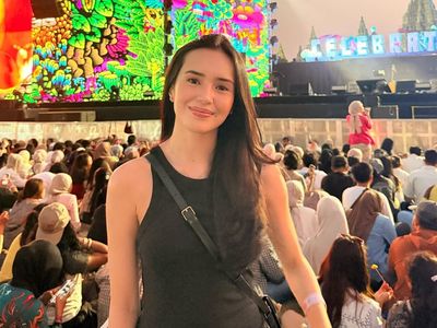 Beby Tsabina Kontras Banget dengan Latar Candi Prambanan