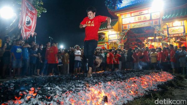 Berani Injak Bara Api! Tradisi Unik Warnai Perayaan Shejit di Cibarusah