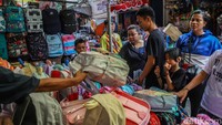 Berburu Perlengkapan Sekolah di Pasar Asemka