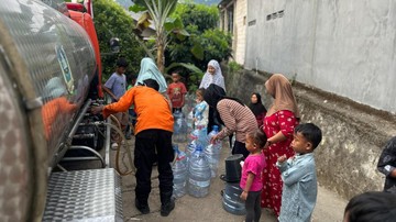 2.189 Orang Terdampak Kekeringan di Sukaraja Bogor, Warga Cari Air ke Sungai