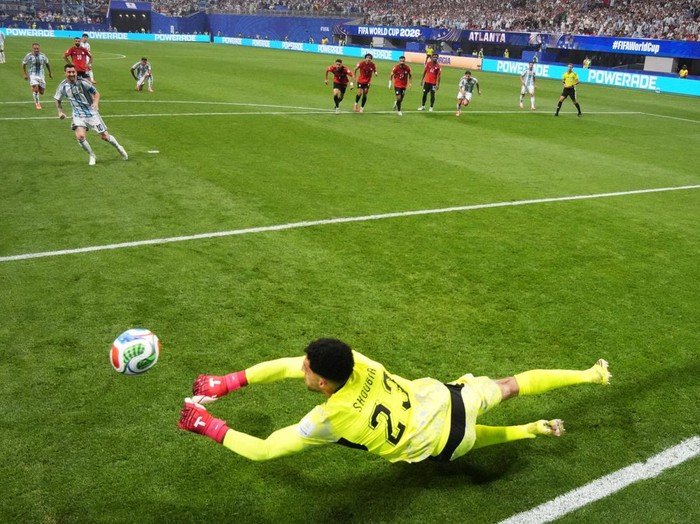 Soccer Football - FIFA World Cup 2026 - Round of 16 - Argentina v Egypt - Atlanta Stadium, Atlanta, Georgia, U.S. - July 7, 2026 Egypt's Mostafa Shoubir saves a penalty missed by Argentina's Lionel Messi REUTERS/Omar Aziz     TPX IMAGES OF THE DAY