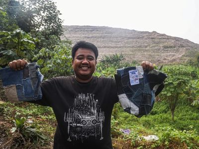 Daur Ulang Jeans Bekas dari Bantargebang Tembus Pasar Ekspor