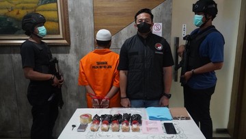 Pengedar Narkoba di Bekasi Ditangkap, Sita Sabu Dikemas Pakan Burung