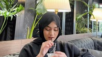 Cantiknya Penyanyi Eltasya Natasha saat Hangout di Kafe Kekinian