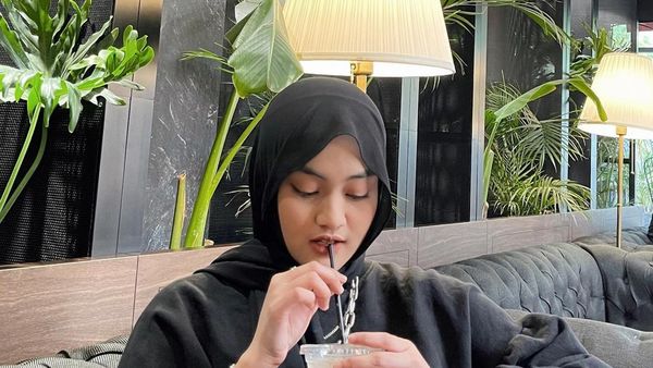 Cantiknya Penyanyi Eltasya Natasha saat Hangout di Kafe Kekinian