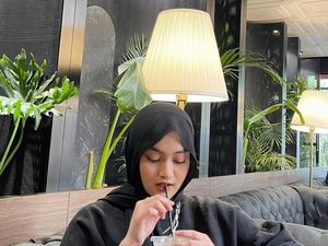 Cantiknya Penyanyi Eltasya Natasha saat Hangout di Kafe Kekinian