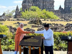 Momen Hangat Prabowo dan Modi di Candi Prambanan