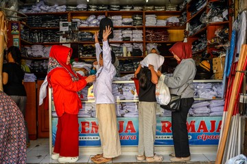 Seragam Sekolah Habis Tenggelam, Pembeli Serbu Toko