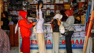 Jelang Tahun Ajaran Baru, Toko Seragam Diserbu Pembeli