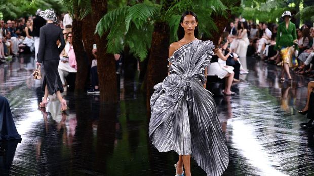 Jonathan Anderson Memahat Masa Depan Dior Haute Couture A model presents a creation by designer Jonathan Anderson as part of his Haute Couture Fall/Winter 2026-2027 collection show for fashion house Christian Dior in Paris, France, July 6, 2026. REUTERS/Sarah Meyssonnier