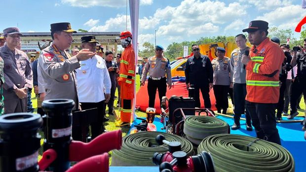 Kapolri Jenderal Listyo Sigit Prabowo mengecek personel sekaligus menyerahkan peralatan penanganan potensi bencana kebakaran hutan dan lahan (karhutla). (dok Polri)