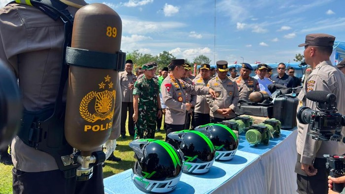 Kapolri Serahkan Bantuan Peralatan Penanganan Karhutla ke Polda Riau Kapolri Jenderal Listyo Sigit Prabowo mengecek personel sekaligus menyerahkan peralatan penanganan potensi bencana kebakaran hutan dan lahan (karhutla). (dok Polri)