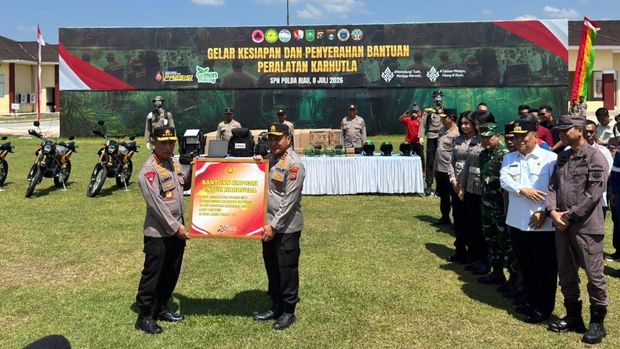 Kapolri Jenderal Listyo Sigit Prabowo mengecek personel sekaligus menyerahkan peralatan penanganan potensi bencana kebakaran hutan dan lahan (karhutla). (dok Polri)