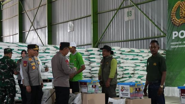 Kapolri Jenderal Listyo Sigit Prabowo meninjau pabrik pupuk batu bara di Kampar, Riau, Rabu (8/7/2026).