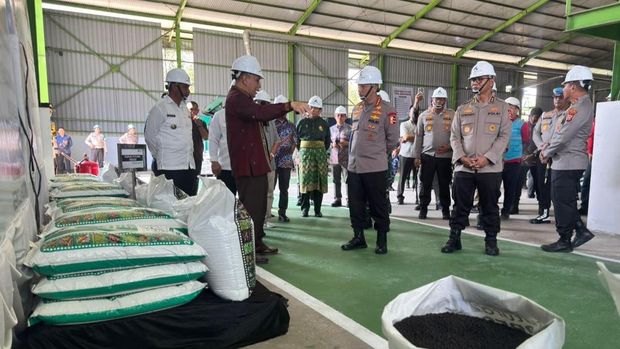Kapolri Jenderal Listyo Sigit Prabowo meninjau pabrik pupuk batu bara di Kampar, Riau, Rabu (8/7/2026).