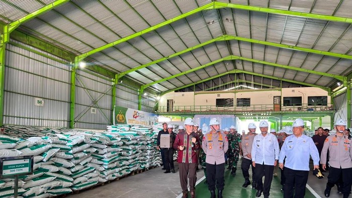 Kapolri Tinjau Pabrik Pupuk Batu Bara di Riau, Lepas Distribusi 80 Ton untuk Poktan Kapolri Tinjau Pabrik Pupuk Batu Bara di Riau, Lepas Distribusi 80 Ton untuk Poktan