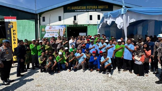 Kapolri Jenderal Listyo Sigit Prabowo meninjau pabrik pupuk batu bara di Kampar, Riau, Rabu (8/7/2026).