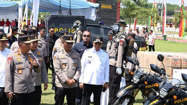 Kapolri Jenderal Listyo Sigit Prabowo menyerahkan bantuan peralatan pendukung penanganan karhutla ke Polda Riau di SPN Kampar, Riau, Rabu (8/7/2026)